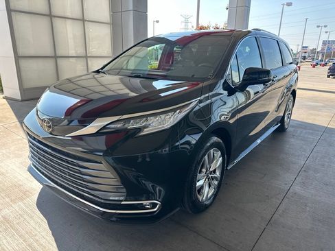 Used 2026 Toyota Sienna Limited FWD image 3