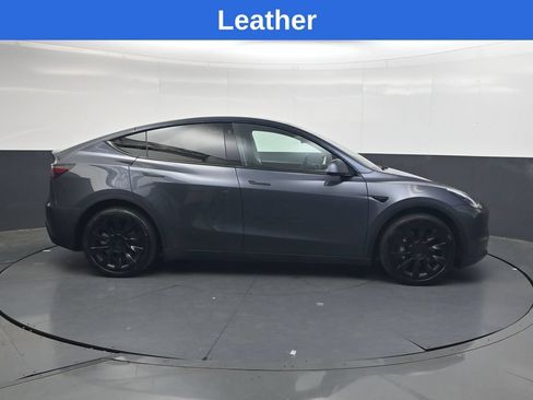 Used 2022 Tesla Model Y Long Range AWD/4WD image 3