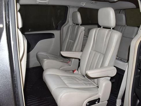 Used 2016 Chrysler Town & Country Touring image 23
