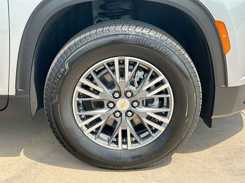 Used 2025 Chevrolet Traverse LT image 10
