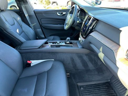 Used 2022 Volvo XC60 B5 Momentum w/ Climate Package image 27