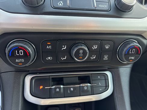 Used 2023 GMC Acadia SLT w/ Preferred Package FWD image 17