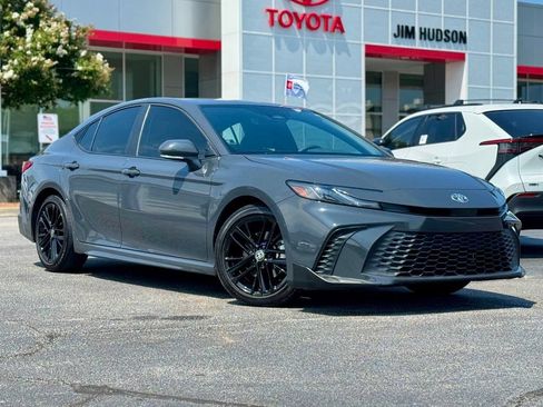 Used 2025 Toyota Camry SE w/ Convenience Package FWD image 2