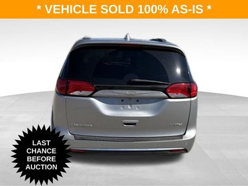 Used 2017 Chrysler Pacifica Limited w/ UConnect Theater Package FWD image 5