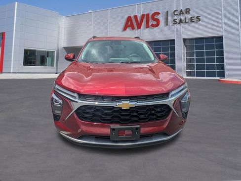 Used 2025 Chevrolet Trax LT w/ LT Convenience Package FWD image 2