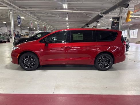 New 2026 Chrysler Pacifica Select image 2