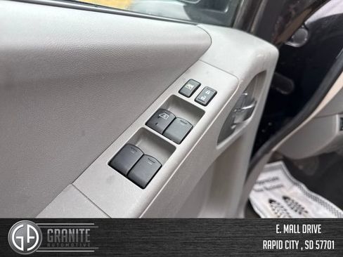 Used 2021 Nissan Frontier SV w/ Midnight Edition Floor Mats AWD/4WD image 11