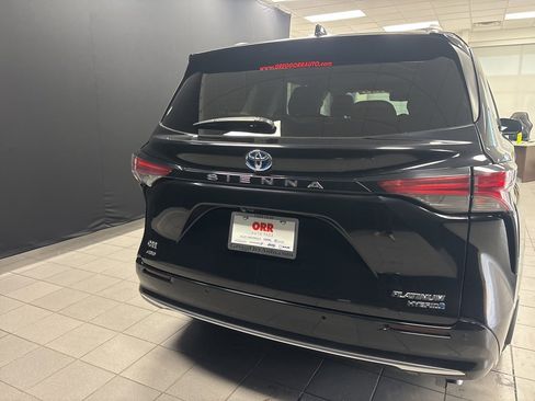 Used 2024 Toyota Sienna Platinum image 4
