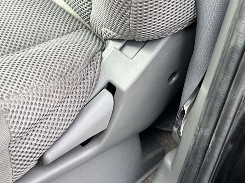 Used 2015 Nissan Frontier SL image 15