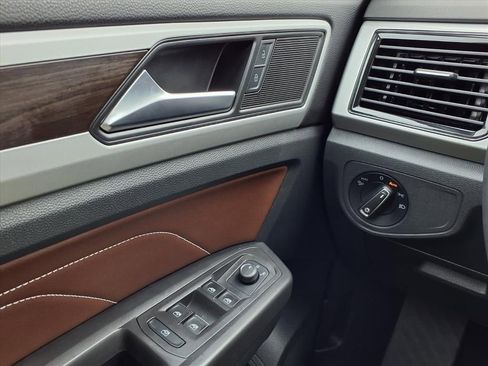 Used 2023 Volkswagen Atlas SE w/ Black Wheel Package image 22