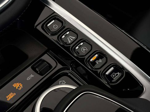 Used 2024 Aston Martin DBX image 33