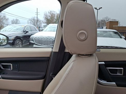 Used 2019 Land Rover Discovery Sport HSE image 17