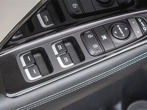 Used 2019 Kia Niro EX image 28