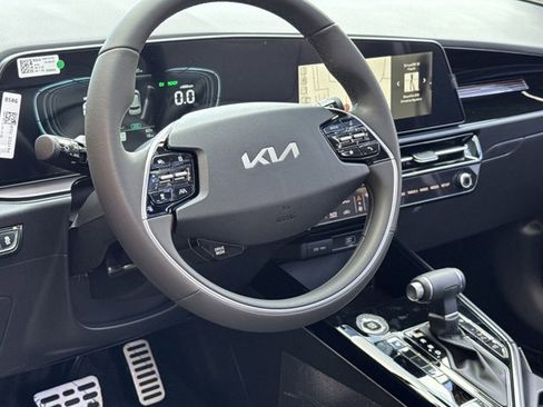 New 2025 Kia Niro EX Touring image 17