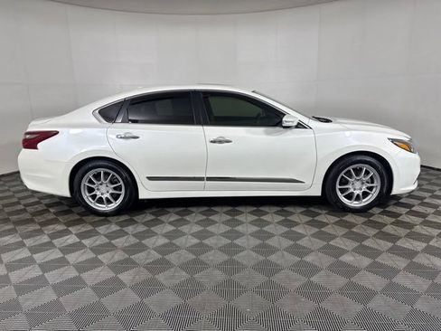 Used 2018 Nissan Altima 2.5 SL w/ 2.5 SL Technology Package FWD image 2
