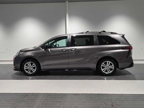 Used 2022 Toyota Sienna XSE w/ XSE Plus Package image 2