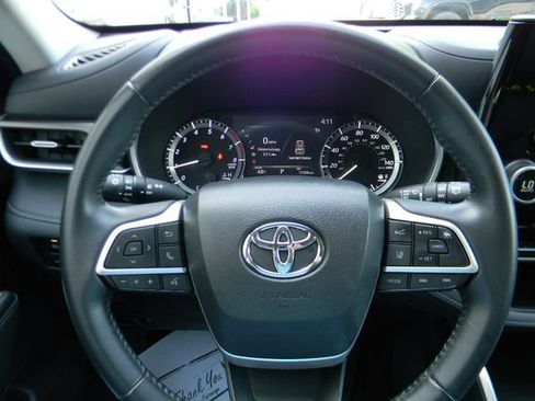 Used 2023 Toyota Highlander XLE AWD/4WD image 11