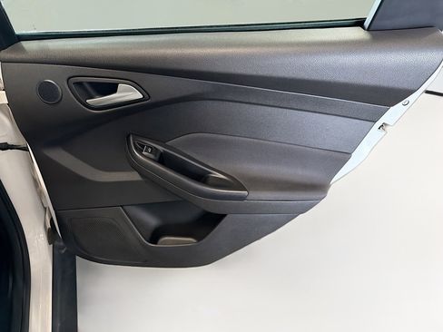 Used 2016 Ford Focus Titanium FWD image 32