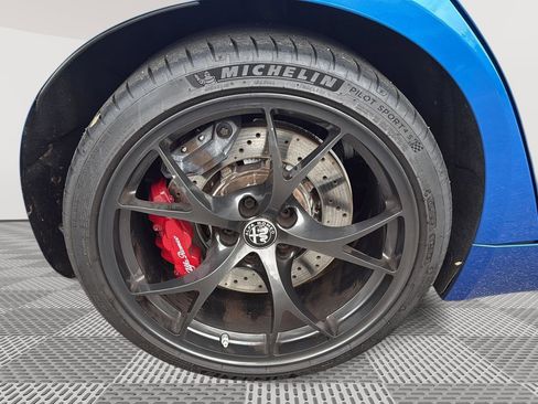 Used 2018 Alfa Romeo Giulia Quadrifoglio w/ Driver Assist Dynamic Package image 37