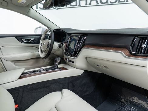 Used 2020 Volvo V60 T5 Cross Country image 21