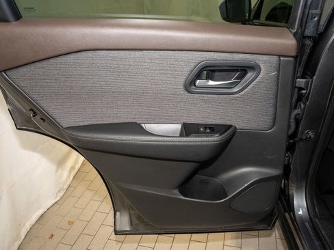 Used 2023 Nissan Rogue SV image 9