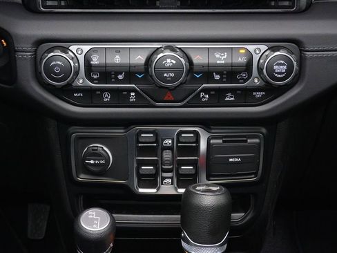 Used 2024 Jeep Wrangler Sahara w/ Technology Group image 15