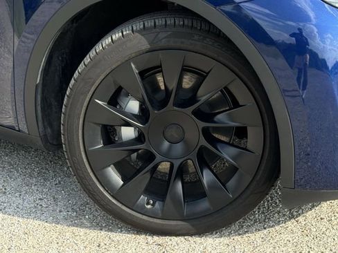 Used 2024 Tesla Model Y Long Range AWD/4WD image 36