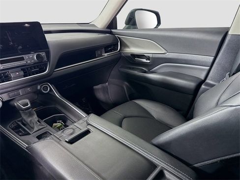 Certified 2024 Toyota Grand Highlander XLE image 23