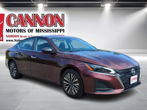 Used 2024 Nissan Altima 2.5 SV FWD image 3