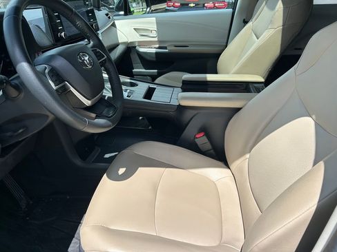 Used 2023 Toyota Sienna XLE w/ XLE Plus Package FWD image 11