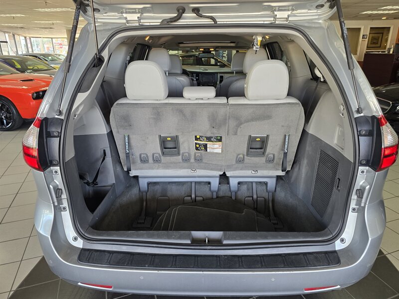 Used 2019 Toyota Sienna XLE w/ XLE Navigation Package FWD image 33