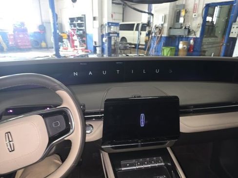 Used 2025 Lincoln Nautilus Premier image 19