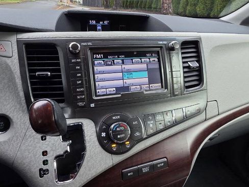 Used 2014 Toyota Sienna XLE AWD/4WD image 15