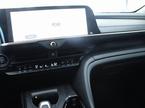 Used 2023 Toyota Crown Limited image 40