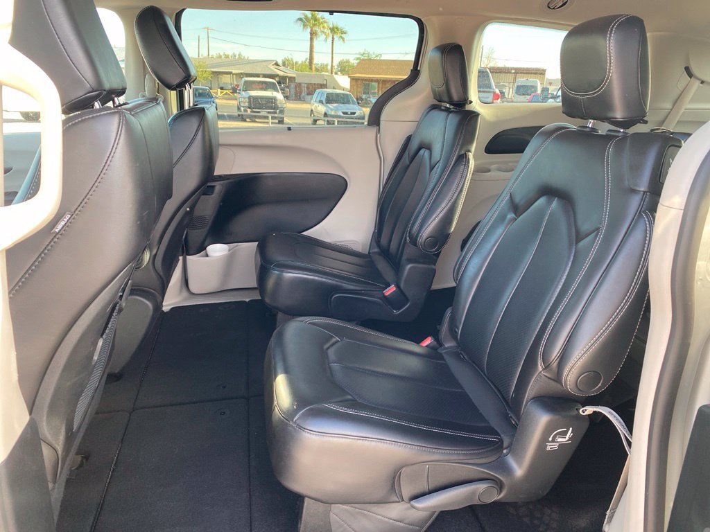 Used 2023 Chrysler Pacifica Touring-L FWD image 8