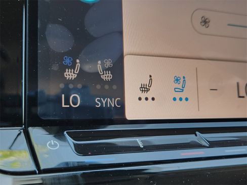 New 2025 Volkswagen Atlas Peak Edition SE image 13