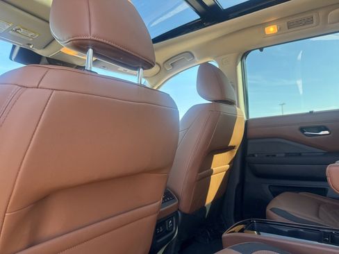 Used 2025 Nissan Pathfinder Platinum image 38