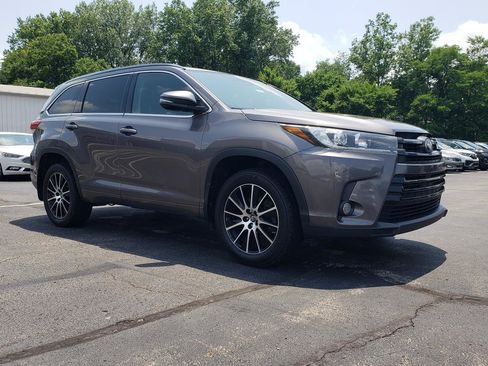 Used 2017 Toyota Highlander SE AWD/4WD image 3