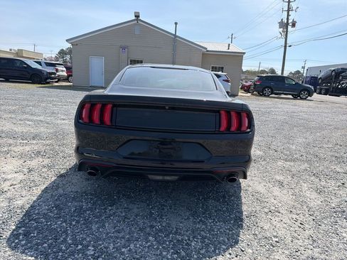 Used 2018 Ford Mustang Coupe RWD image 4