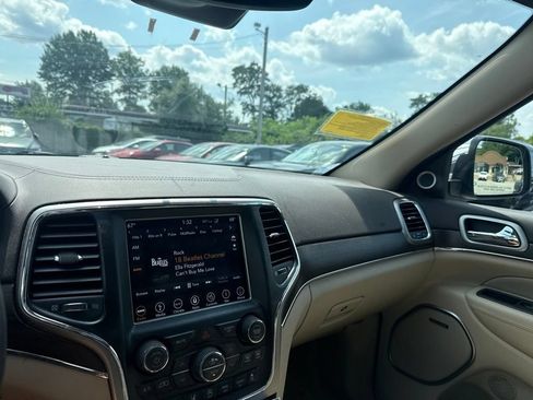 Used 2018 Jeep Grand Cherokee Overland AWD/4WD image 9