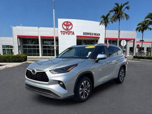 Used 2023 Toyota Highlander XLE FWD image 3