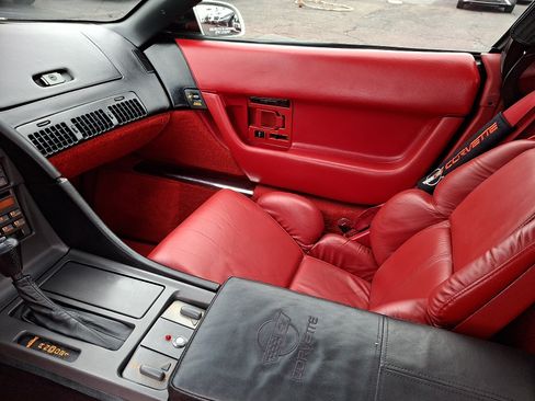Used 1991 Chevrolet Corvette Convertible RWD image 12