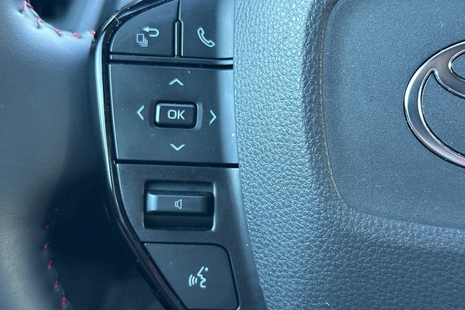 Certified 2026 Toyota Prius Plug-In Hybrid FWD image 37