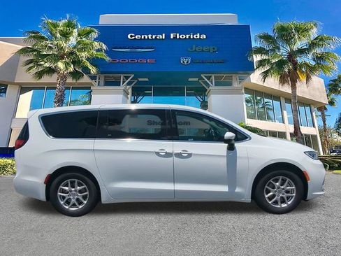 Used 2023 Chrysler Pacifica Touring-L FWD image 4