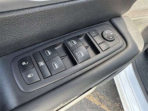 Used 2023 Chrysler Pacifica Touring image 30