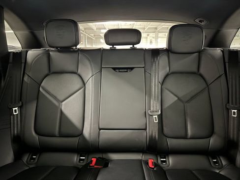 Certified 2026 Porsche Macan AWD/4WD image 32