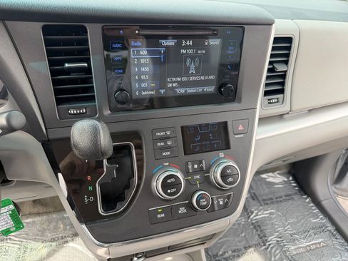 Used 2017 Toyota Sienna LE FWD image 18