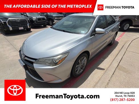 Used 2015 Toyota Camry SE FWD image 1