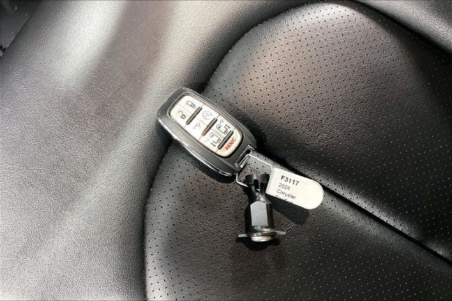 Used 2024 Chrysler Pacifica Touring-L FWD image 29