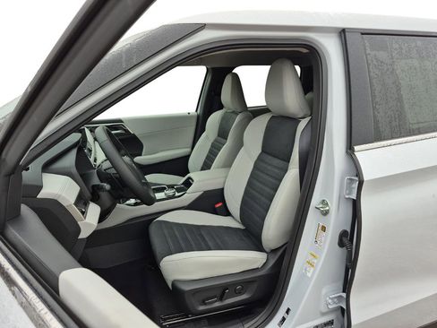 New 2026 Mitsubishi Outlander SE image 16